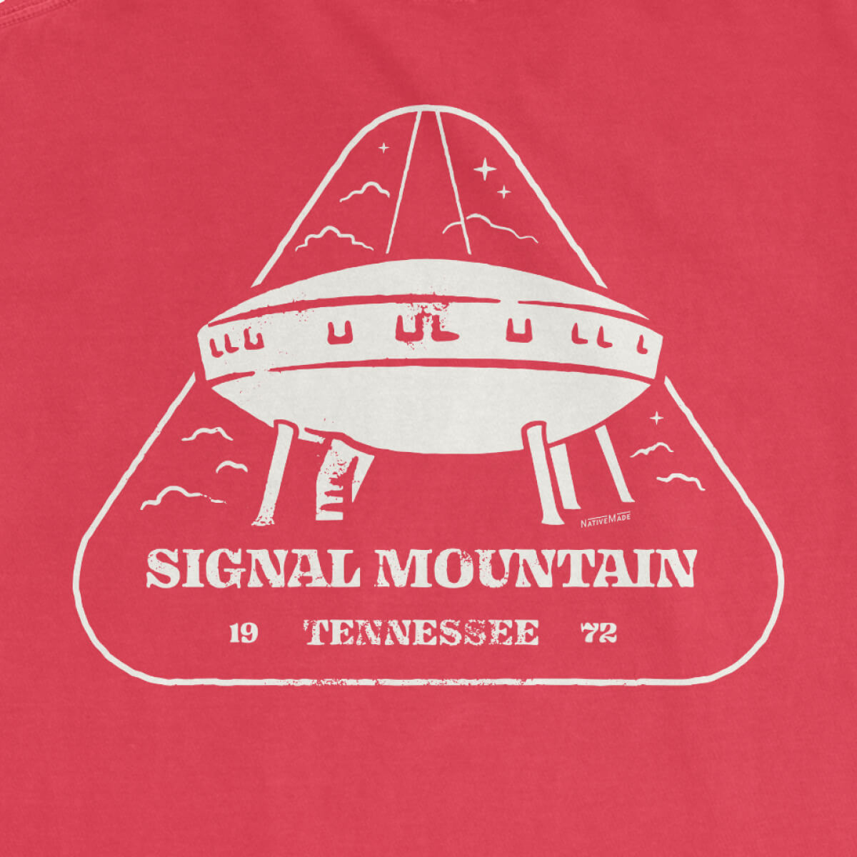 Señal de montaña. Camiseta de la casa de la nave espacial