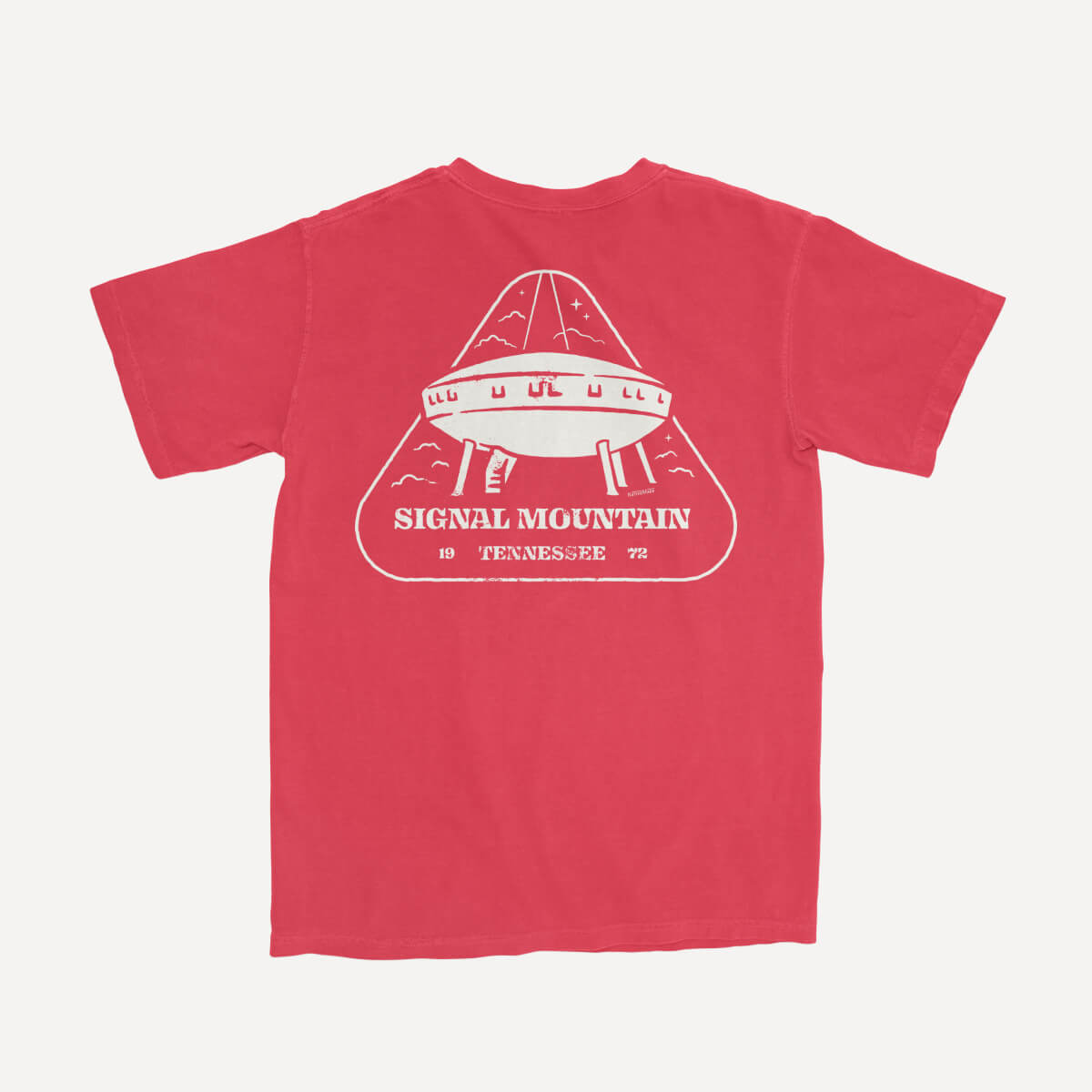 Señal de montaña. Camiseta de la casa de la nave espacial